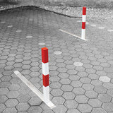 Afzetpaal verzinkbaar 70x70mm met bodemkuip en driekantsslot Rood/wit