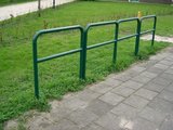 Fietsbeugel Ø60,3x2,9 - 1055x1200x1055 - met Tussenstang op Voetplaat in RAL